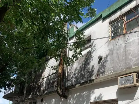 local comercial a la calle con depósito y 2 departamentos