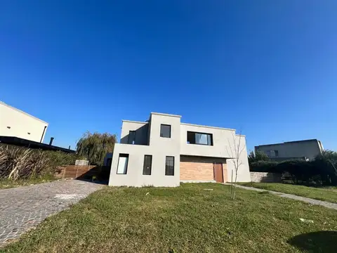 Casa con pileta en San Sebastian. Apta credito!