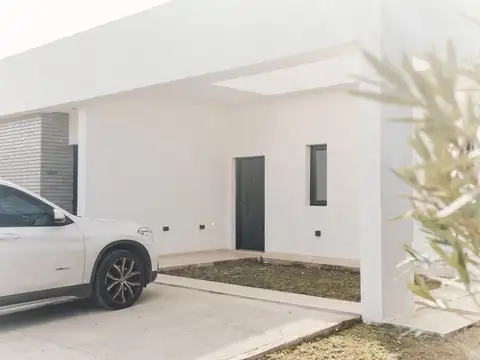 Casa en La Alameda, con jardin, pileta y parrilla.