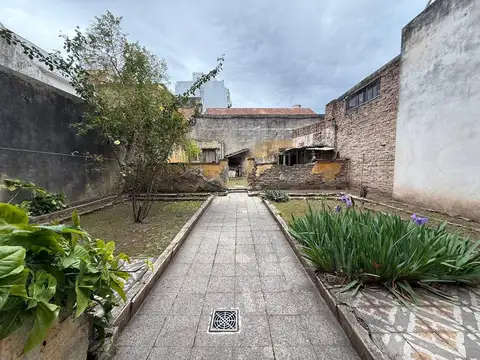 Ideal proyecto o reciclaje – Lote de 225 m² con jardín y casa sin PH