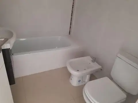 Amplio Departamento en venta ubicado al contra frente.