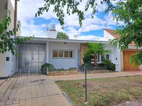 Casa en venta 6° sección - amplio jardín y cochera - APTA CREDITO