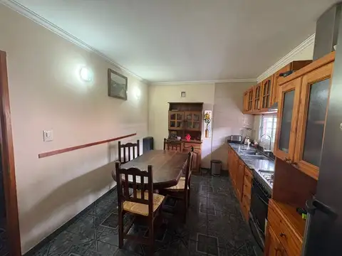 Casa 8 ambientes con 3 baños