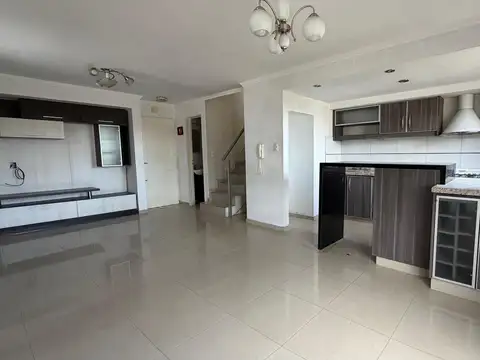 Depto Tipo Casa en Alquiler en Villa Lynch, $ 890.000