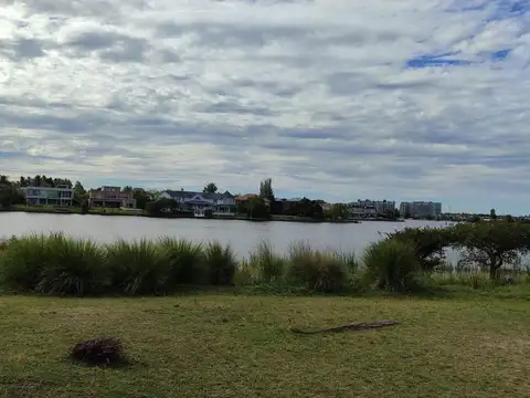 Lote al lago de 4.200m2 en La Isla Nordelta