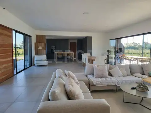 Casa en Venta con 2 cocheras