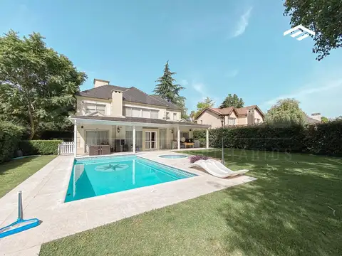 Casa 5 ambientes con 3 baños