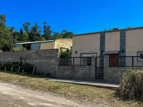 CASA EN VENTA CON GRAN GALPON ZONA LA ELENA