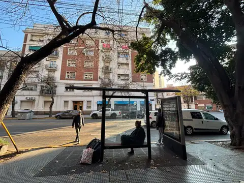 Local Av Patricios 128mts s/Parada colectivos a pasos Parque Lezama