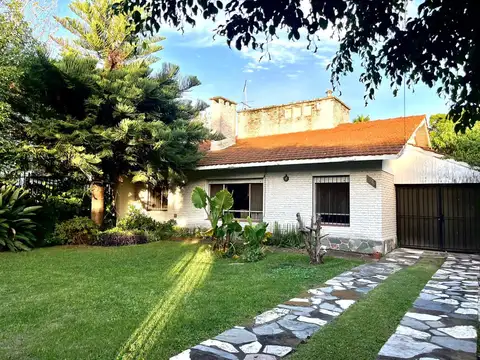 CASA TIPO CHALET 4 AMBIENTES-(LOTE: 600m2) -  SE ESCUCHAN OFERTAS - APTO CREDITO
