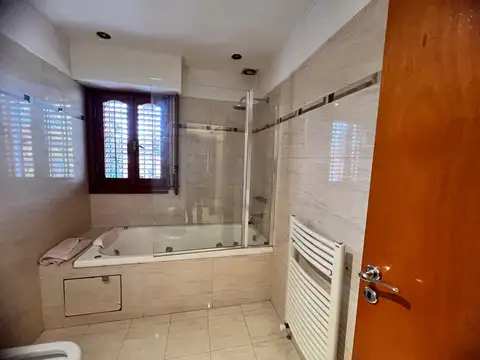 En Venta en Palomar Chalet 5 Ambientes 4 Baños Piscina Quincho F: 10465