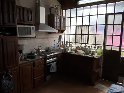 Casa 7 ambientes con 2 baños