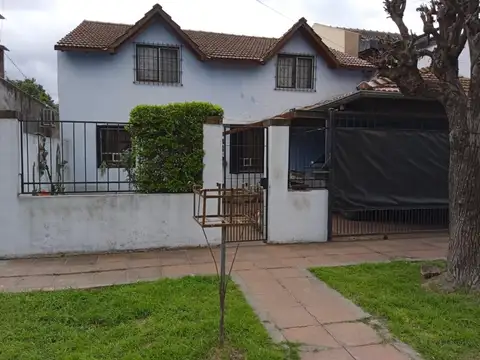 NUEVO VALOR   APTO CREDITO Casa dos plantas, 6 DORMITORIOS, 2 baños, 2 cocheras cub. y gran parque.