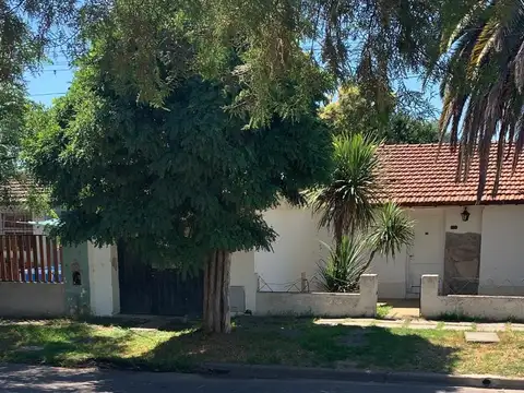 Casa En Junin (ba), Frente Boulevard Av. Libertad, Excelente Estado.