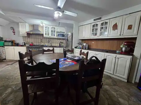 Casa en Venta con 3 cocheras