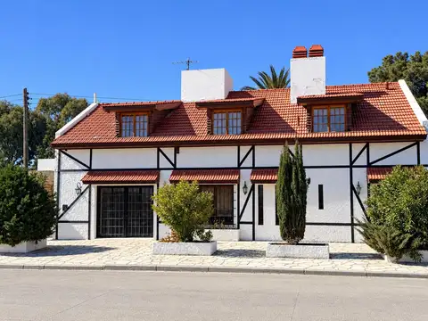 Casa en venta - Ubicada sobre importante avenida en Rada Tilly
