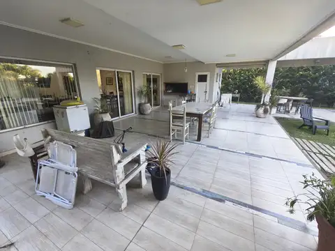 Casa 5 ambientes con 3 baños
