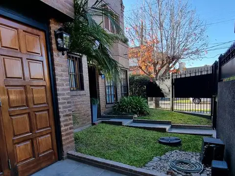 Casa en Alquiler con 1 cochera