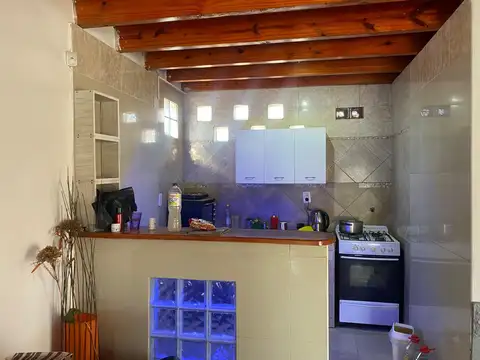 Casa 4 ambientes con 2 baños
