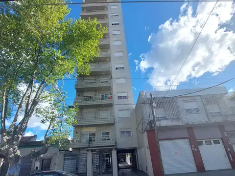 DEPARTAMENTO 2 AMBIENTES AMPLIO - CON BALCON - EXCELENTE VISTA Y UBICACION -