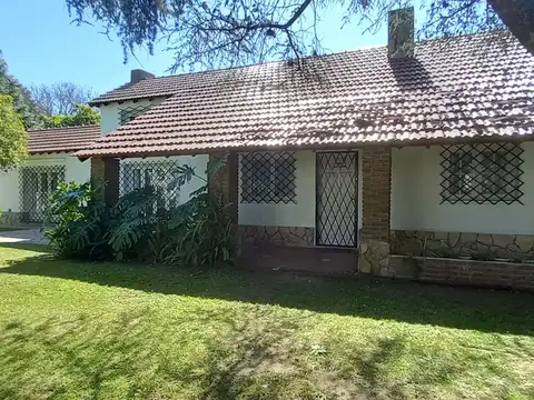 Casa en alquiler en City Bell - Mantenimiento del jardin incluido en el alquiler