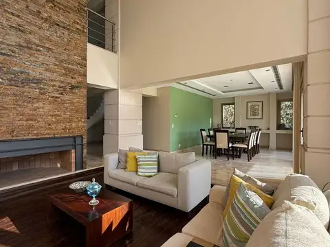 Casa en Venta con 3 cocheras