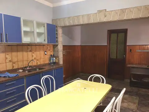 Casa en Venta con 4 cocheras