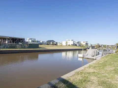 Terreno al agua en venta El Yacht, Nordelta. Excelente ubicación.