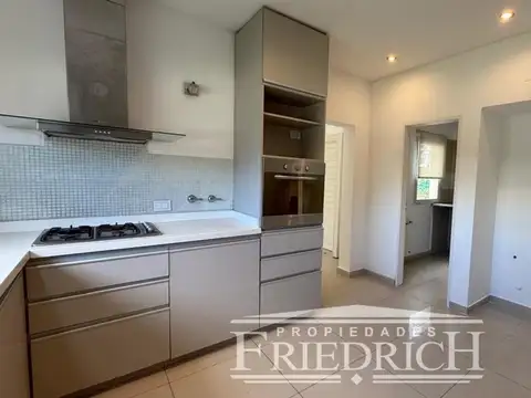 Casa en Alquiler con 5 cocheras