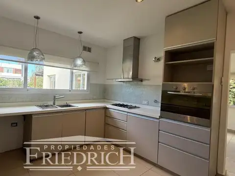 Casa 6 ambientes con 4 baños