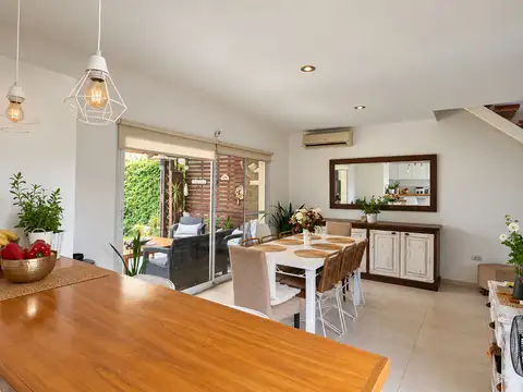 Casa de 3 dormitorios con patio y cocheras en venta en Villa Garibaldi sobre Calle 655 [Cod: ]
