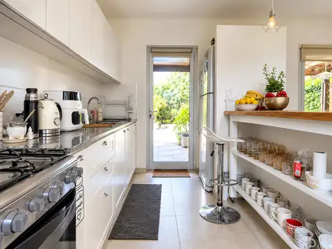 Casa de 3 dormitorios con patio y cocheras en venta en Villa Garibaldi sobre Calle 655 [Cod: ]