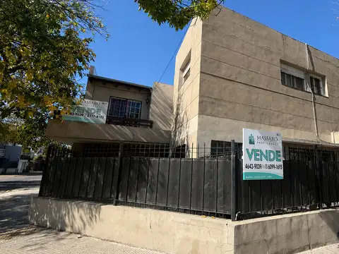 Casa en esquina sobre lote propio, 5 ambientes con garage y patio, Liniers.