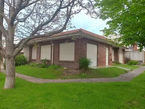 Venta casa 3 ambientes con cochera en Constitución