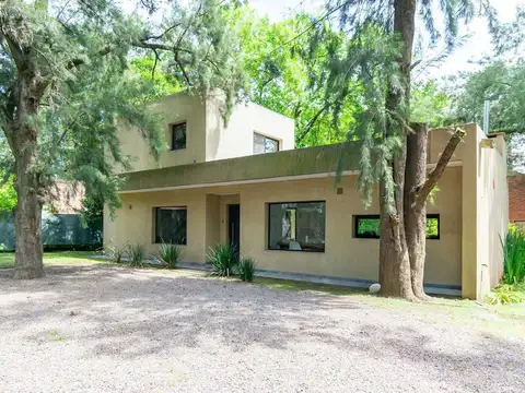 Venta casa 4 amb complejo cerrado Parque Leloir