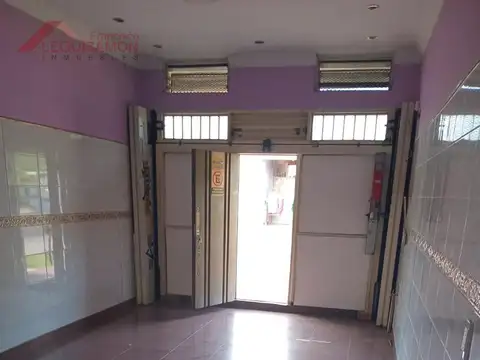 LOCAL CON COCHERAS - EXCELENTE UBICACION