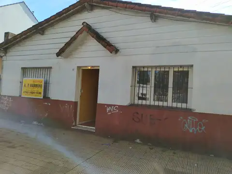 Martínez, PH Al Frente Ubicado 3 a Cuadras de Av. 3 Ambientes con Patio.