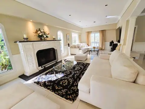 Casa 8 ambientes con 4 baños
