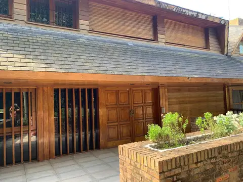 Casa en Venta con 3 cocheras
