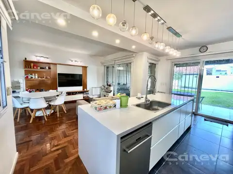 Casa en Venta con 2 cocheras