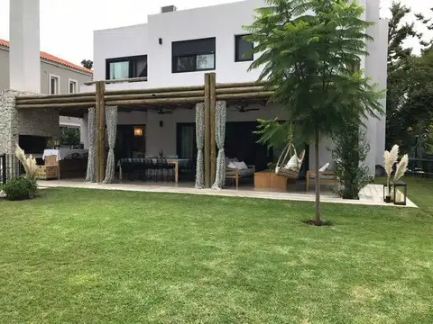 Casa 5 ambientes con 3 baños