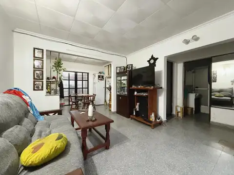 EN VENTA - CASA PASILLO DOS DORMITORIOS CON TERRAZA - BELGRANO