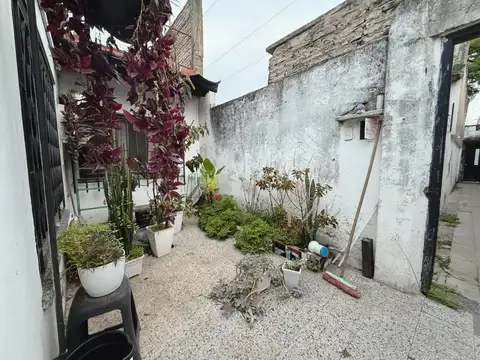 EN VENTA - CASA PASILLO DOS DORMITORIOS CON TERRAZA - BELGRANO