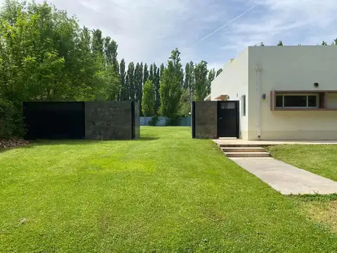 Casa 9 ambientes con 2 baños