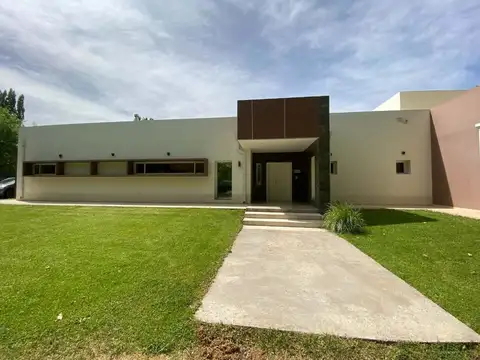 Casa en Venta en Plottier, USD 390.000