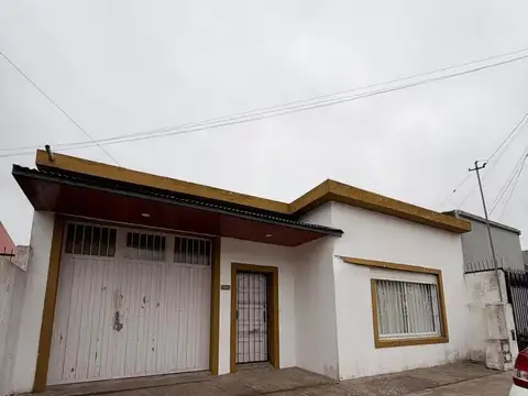 CASA 3 AMB. GARAGE PARQUE CON PARRILLA/LOSA