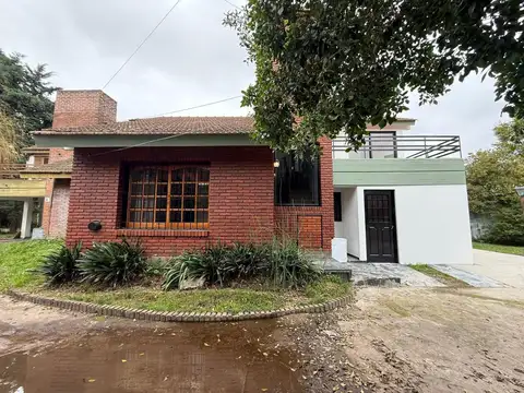 Casa 4 ambientes con 2 baños