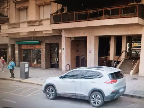 LOCAL a la calle por escalera, Amplio 89 m2, Excelente ubicación