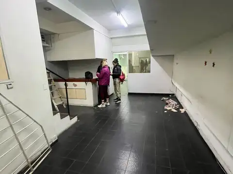 LOCAL a la calle por escalera, Amplio 89 m2, Excelente ubicación