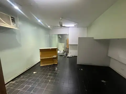 LOCAL a la calle por escalera, Amplio 89 m2, Excelente ubicación
